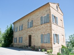 FARMHOUSE FOR SALE IN ITALY NEAR THE HISTORIC CENTER WITH FANTASTIC PANORAMIC VIEW Country house with garden for sale in Le Marche